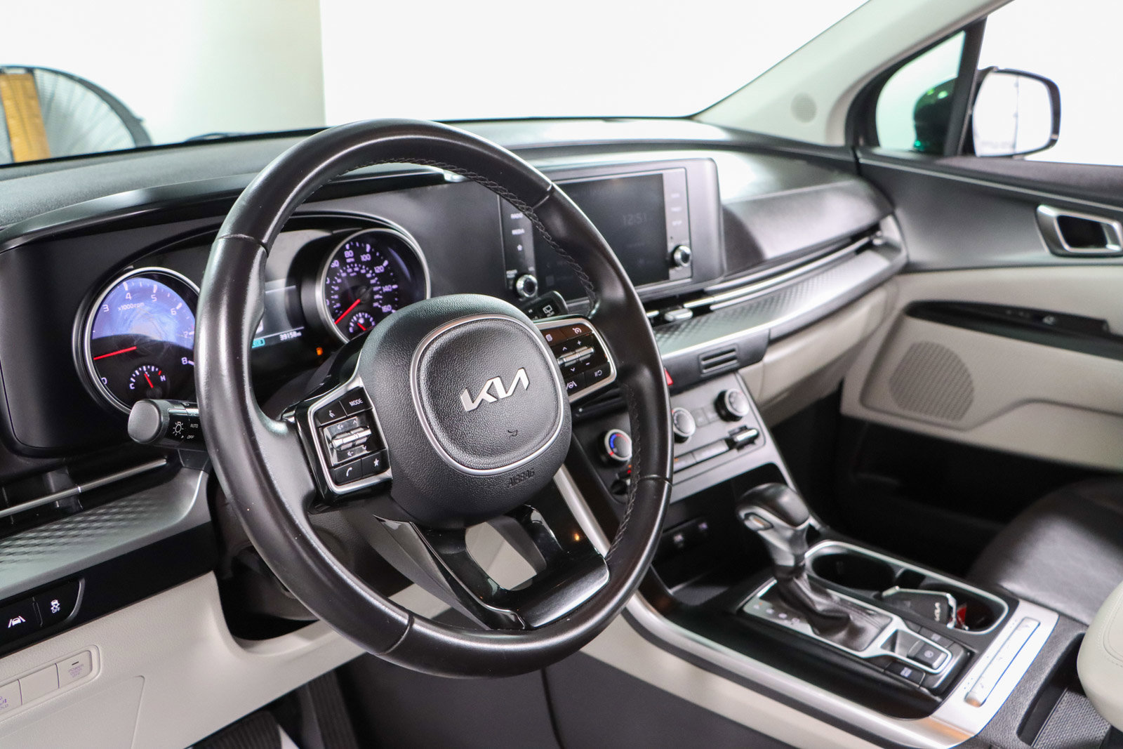 Used 2024 Kia Carnival LX image 22