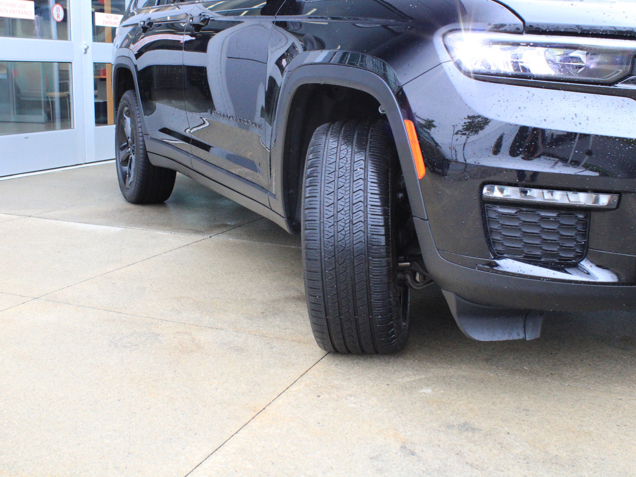 Used 2022 Jeep Grand Cherokee L Limited w/ Black Appearance Package AWD/4WD image 36