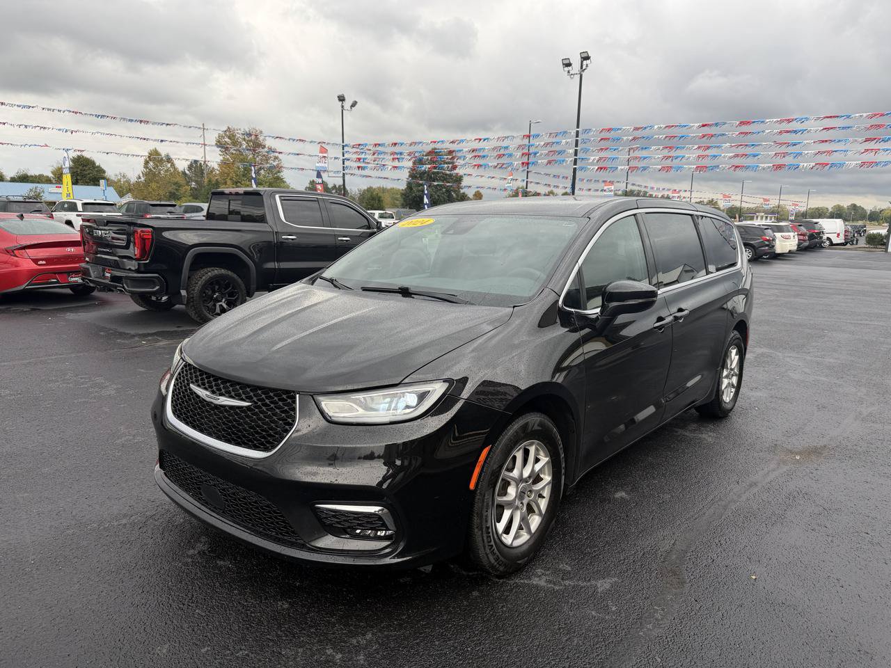 Used 2024 Chrysler Pacifica Touring FWD image 9