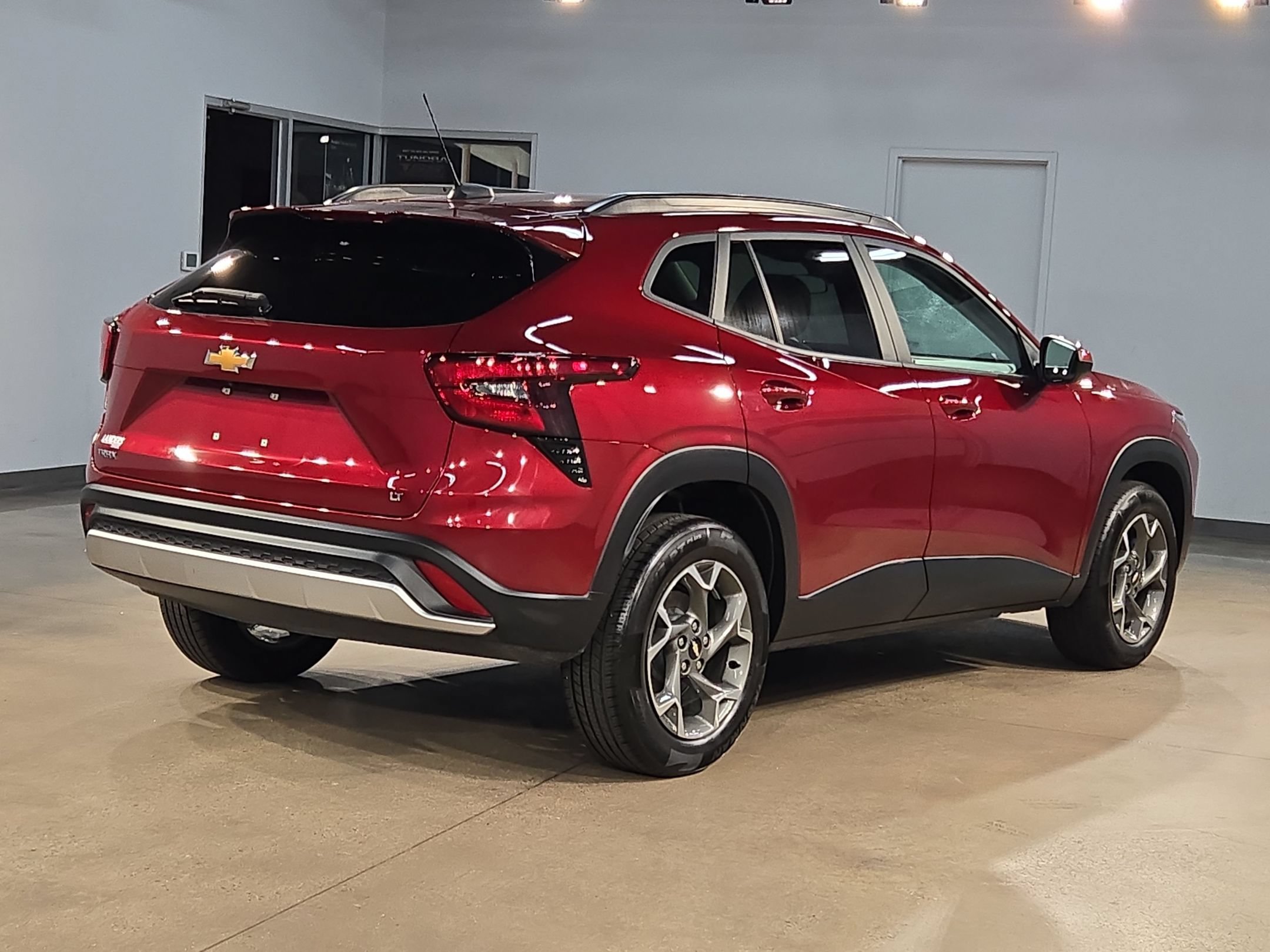 Used 2025 Chevrolet Trax LT FWD image 7