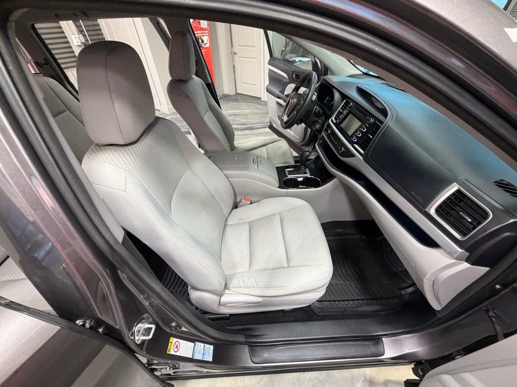 Used 2015 Toyota Highlander LE image 37