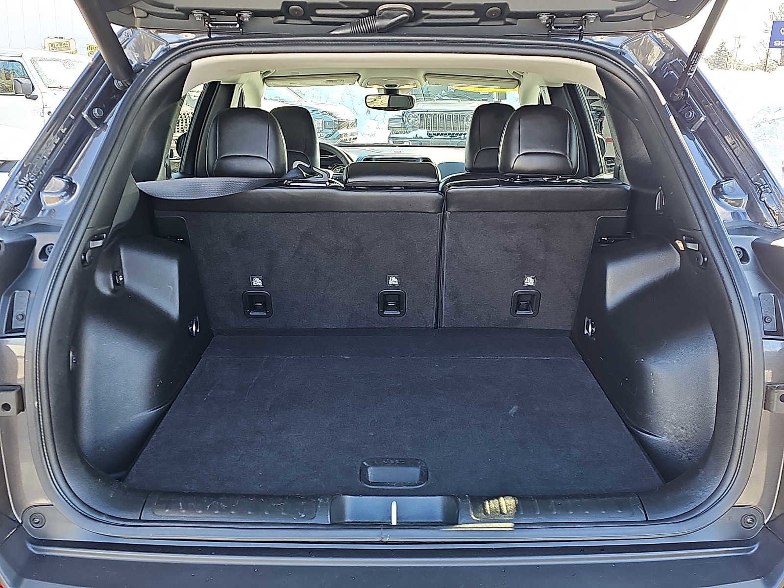 Used 2023 Jeep Cherokee Altitude Lux image 30