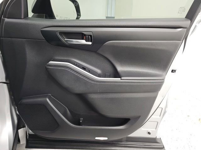 Used 2020 Toyota Highlander XLE image 39