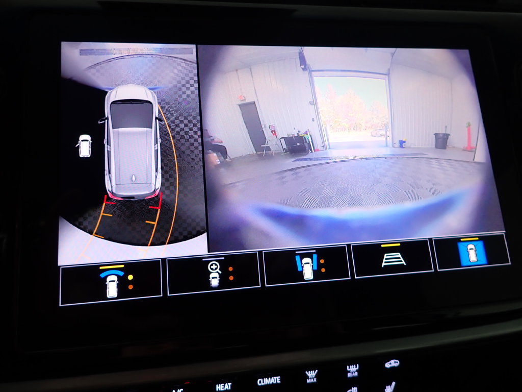 Used 2022 Chevrolet Bolt LT w/ Infotainment Package FWD image 5