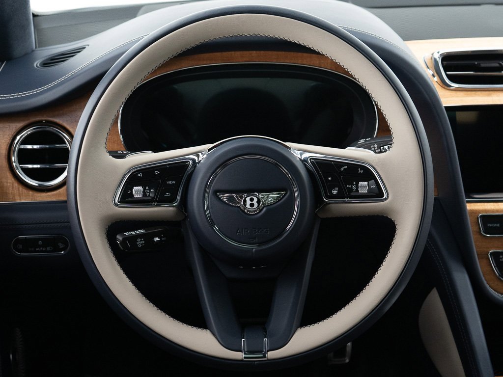 Used 2025 Bentley Bentayga image 31