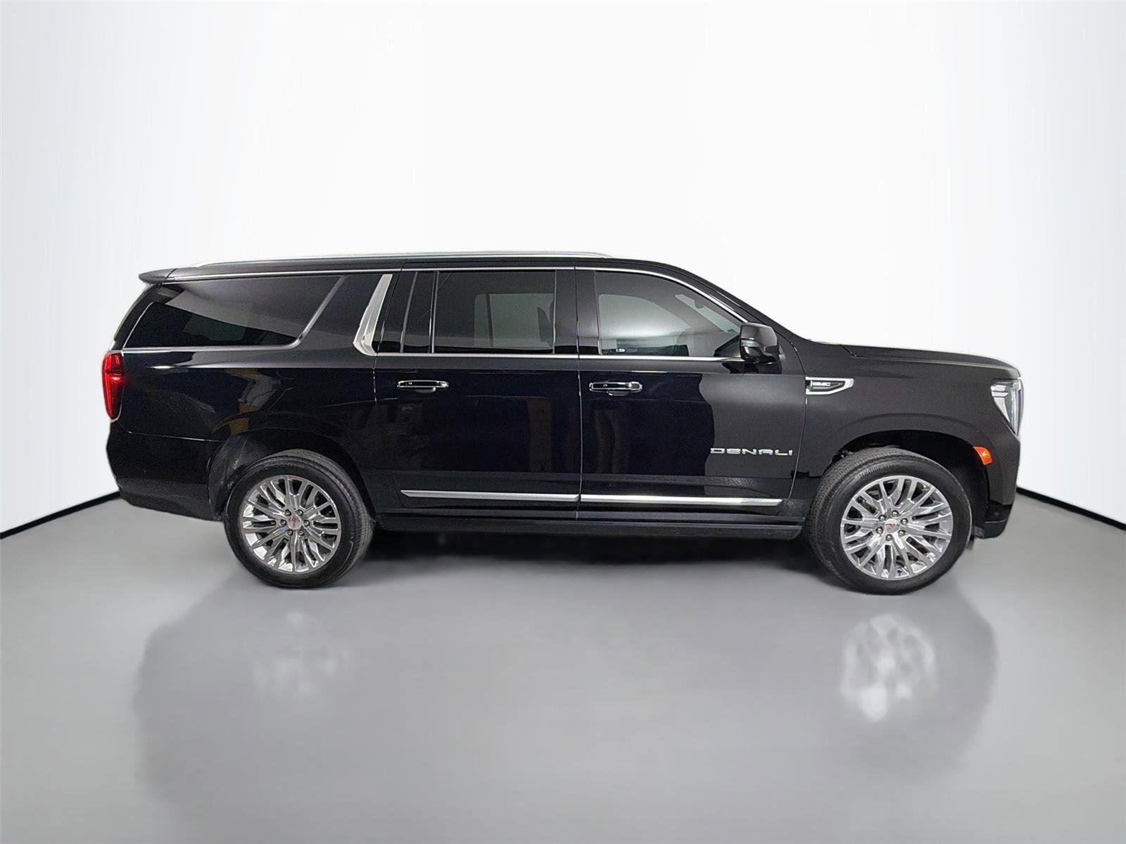 Used 2024 GMC Yukon XL Denali w/ Advanced Technology Package AWD/4WD image 5