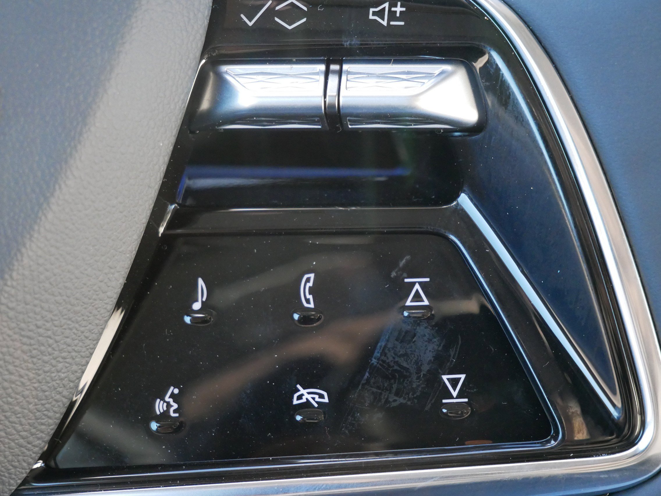 New 2026 Cadillac Optiq Luxury 2 image 27