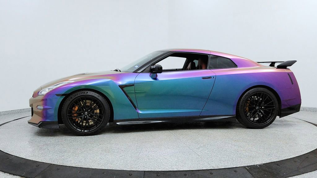 Used 2024 Nissan GT-R Premium w/ Premium Interior Package image 2