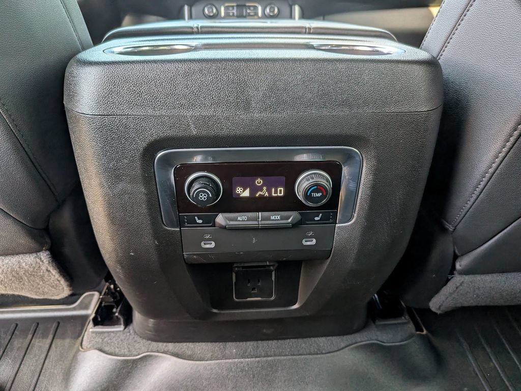 Used 2022 Chevrolet Tahoe Z71 w/ Luxury Package AWD/4WD image 35