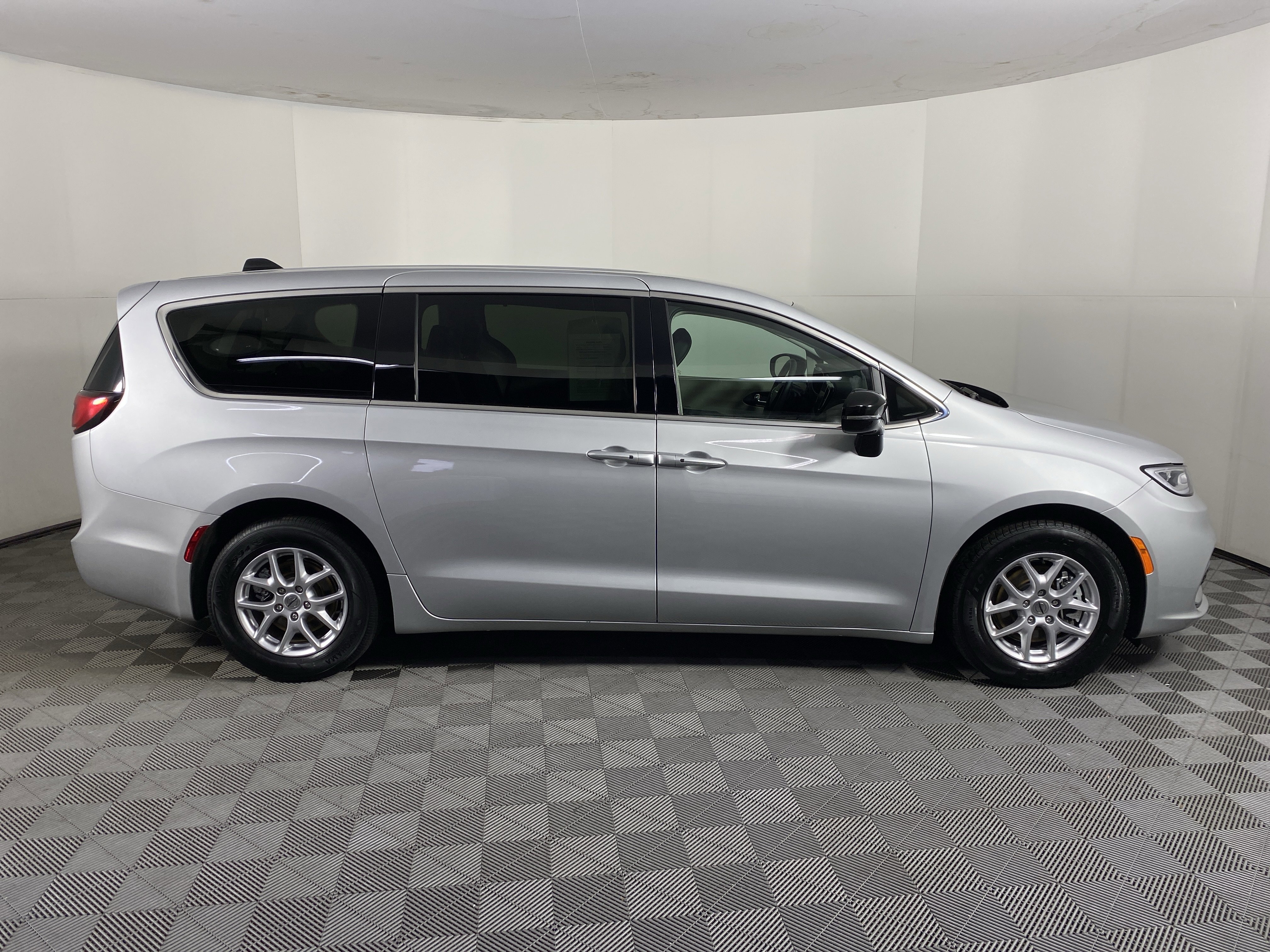 Used 2024 Chrysler Pacifica Touring-L image 6