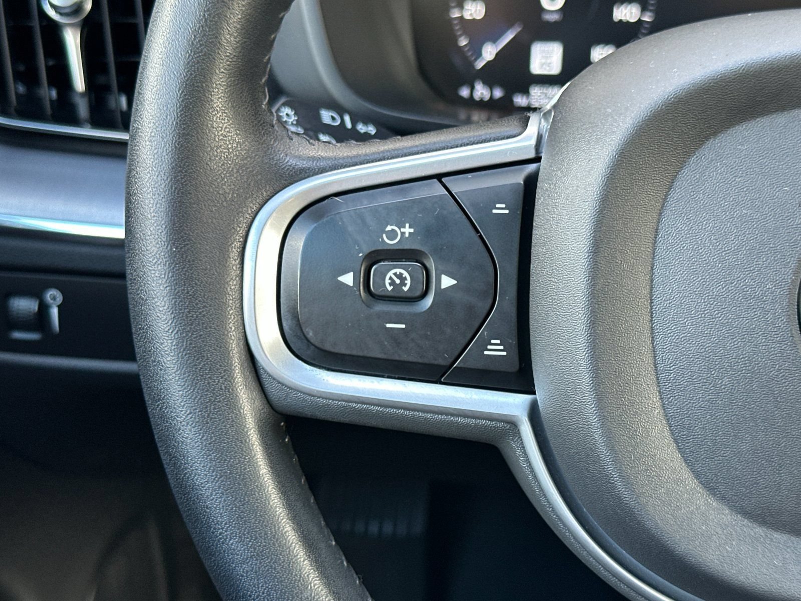 Used 2019 Volvo XC60 T6 Momentum w/ Multimedia Package AWD/4WD image 27