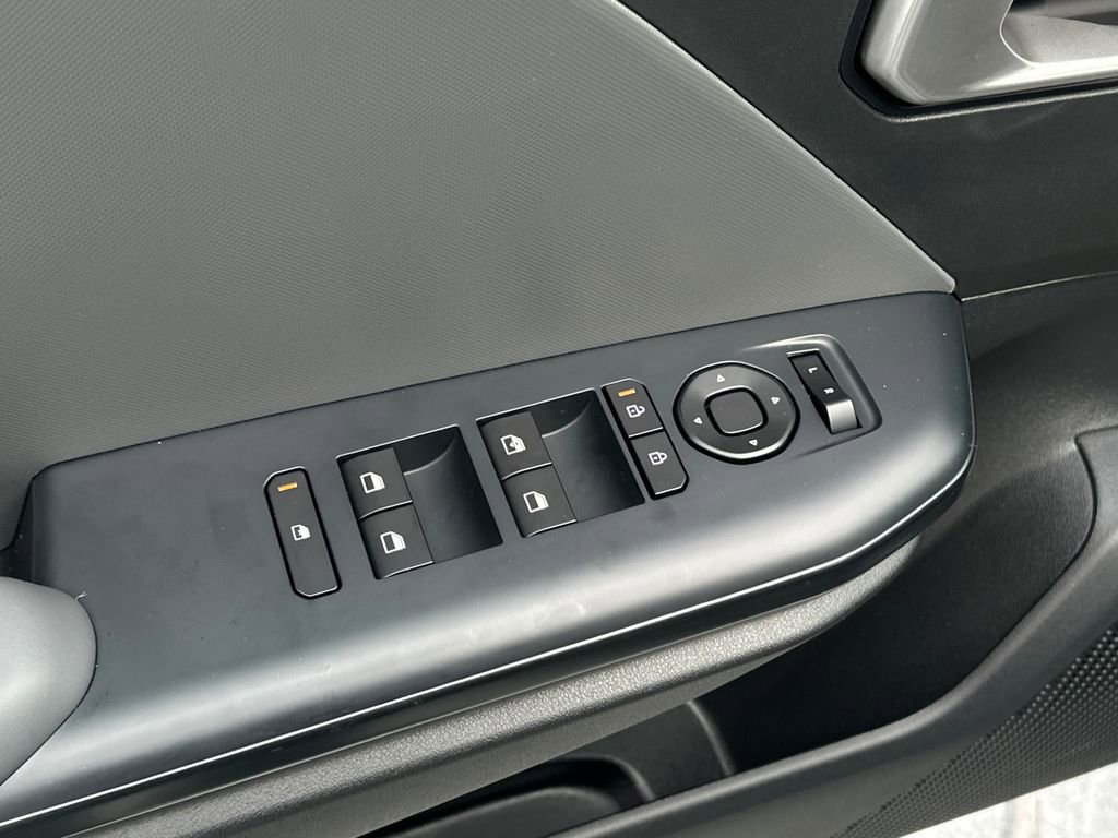 New 2025 Kia K4 LXS image 17