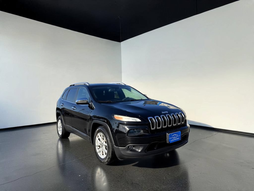 Used 2018 Jeep Cherokee Latitude FWD image 1