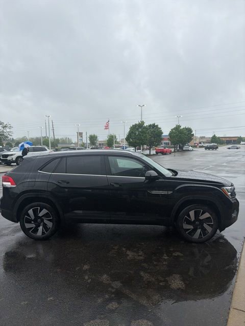 Used 2024 Volkswagen Atlas Cross Sport SE image 3