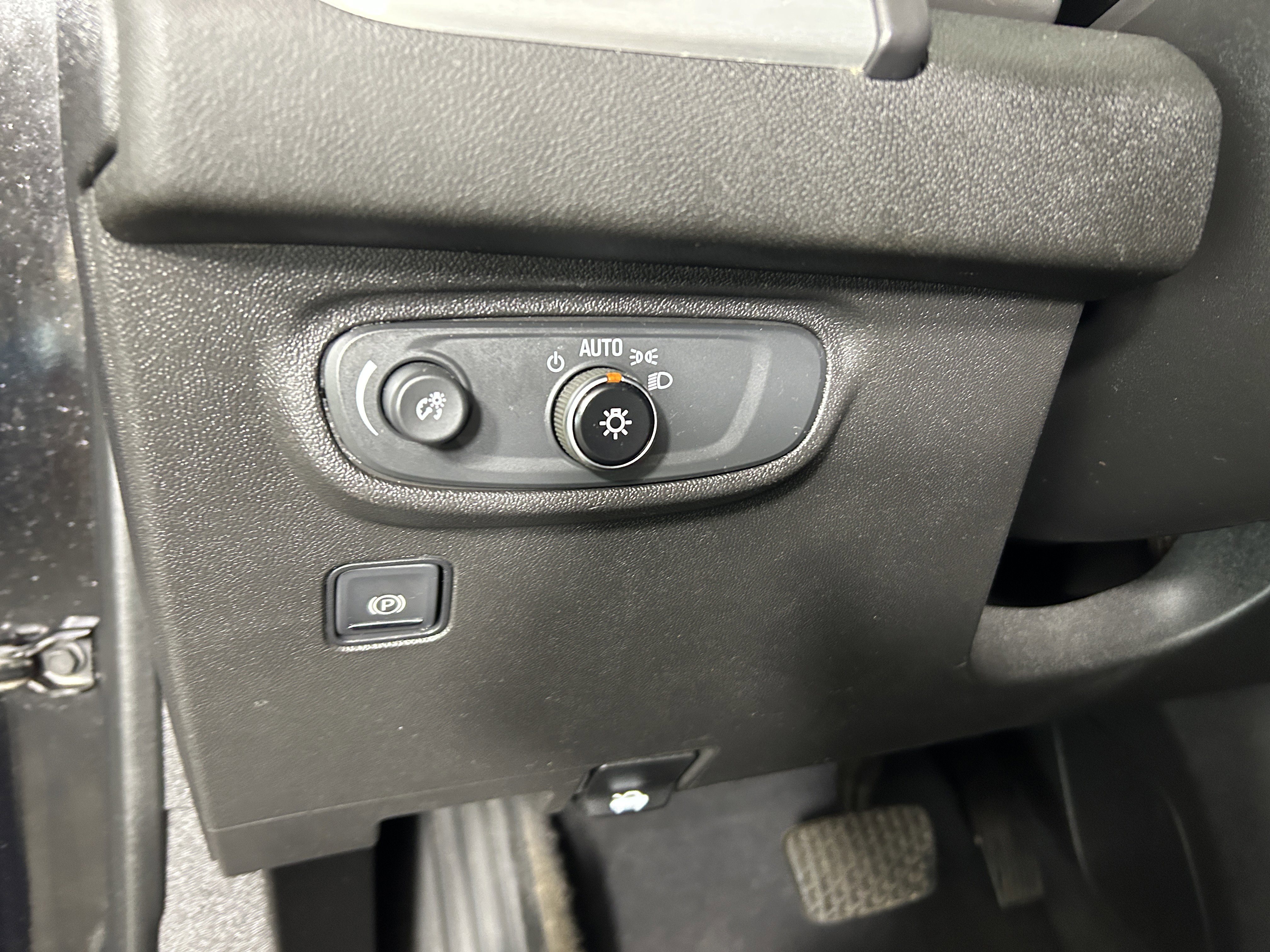 Used 2021 GMC Terrain SLE w/ Driver Convenience Package AWD/4WD image 18