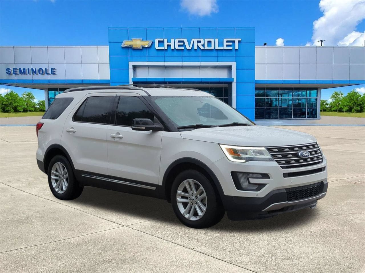 Used 2017 Ford Explorer XLT w/ Equipment Group 202A FWD image 1