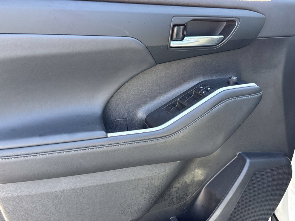 Used 2022 Toyota Highlander XLE FWD image 17