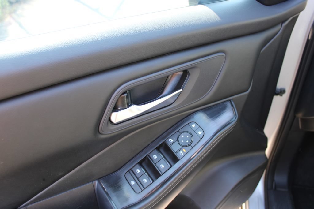 Used 2024 Nissan Rogue SV FWD image 12