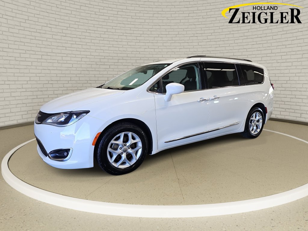 Used 2017 Chrysler Pacifica Touring-L w/ Tire & Wheel Group FWD image 1
