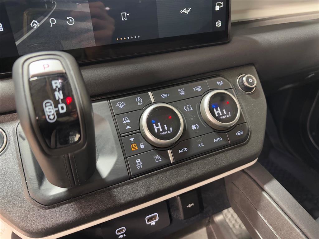 Used 2023 Land Rover Defender 130 SE image 14