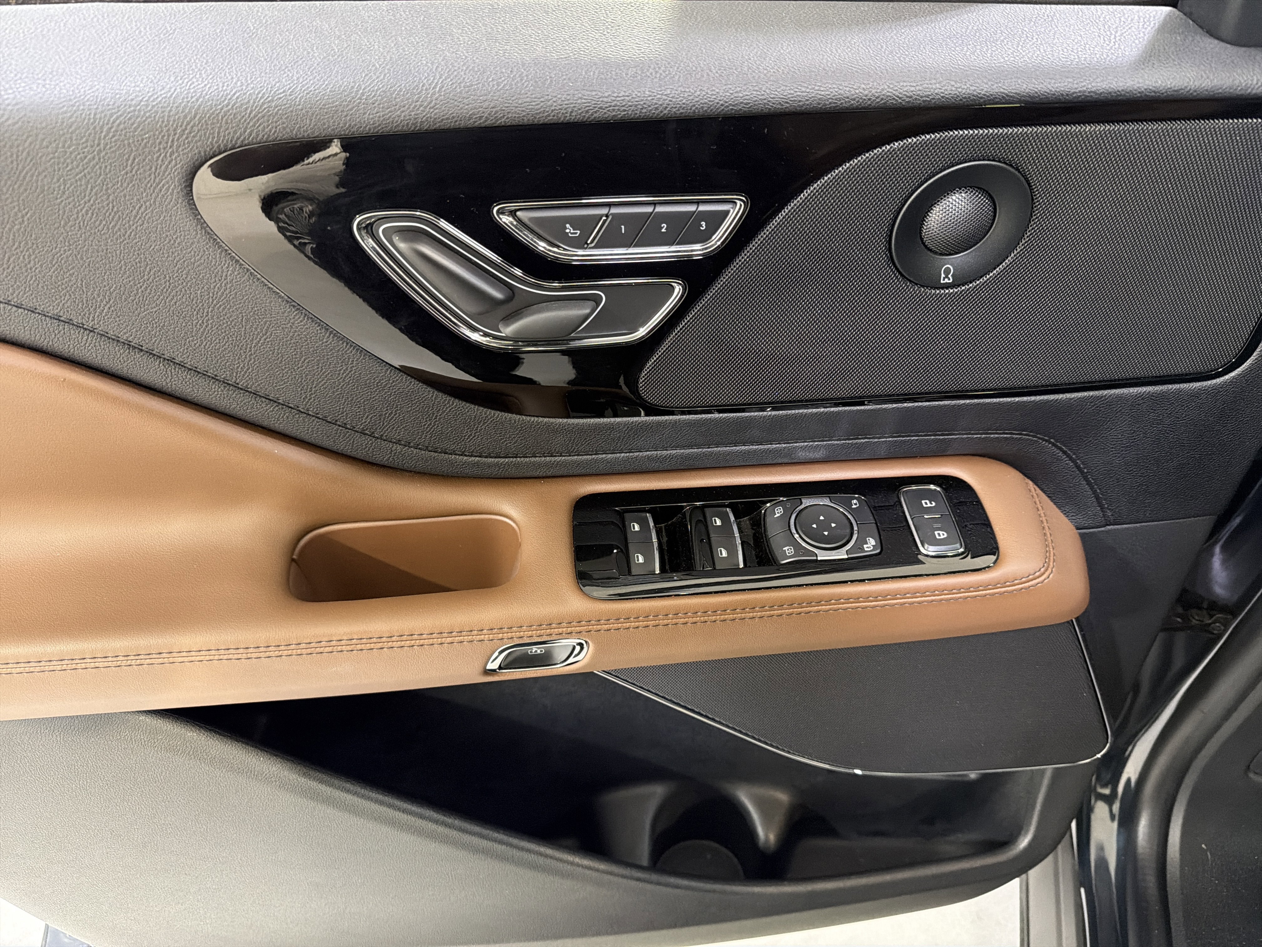 Used 2023 Lincoln Aviator Reserve w/ Equipment Group 201A image 16