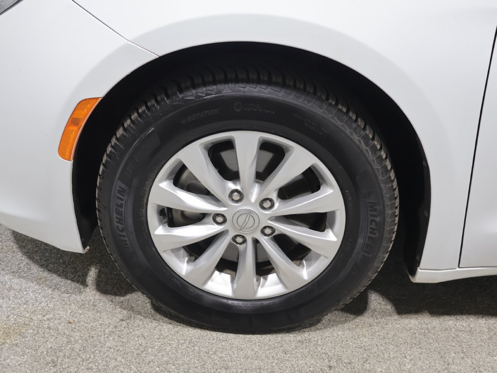 Used 2018 Chrysler Pacifica Touring-L Plus FWD image 7