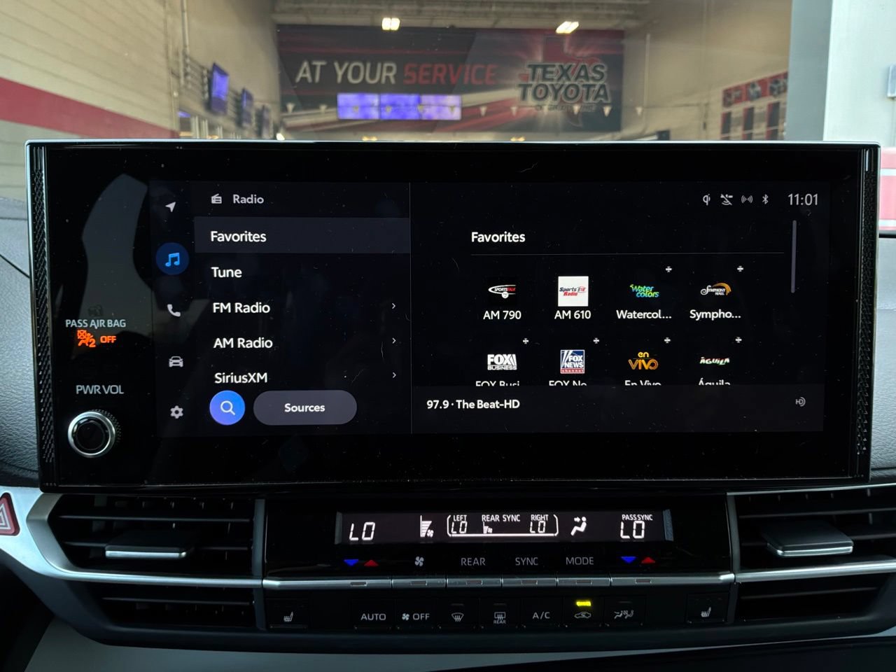 Used 2025 Toyota Sienna XLE FWD image 37