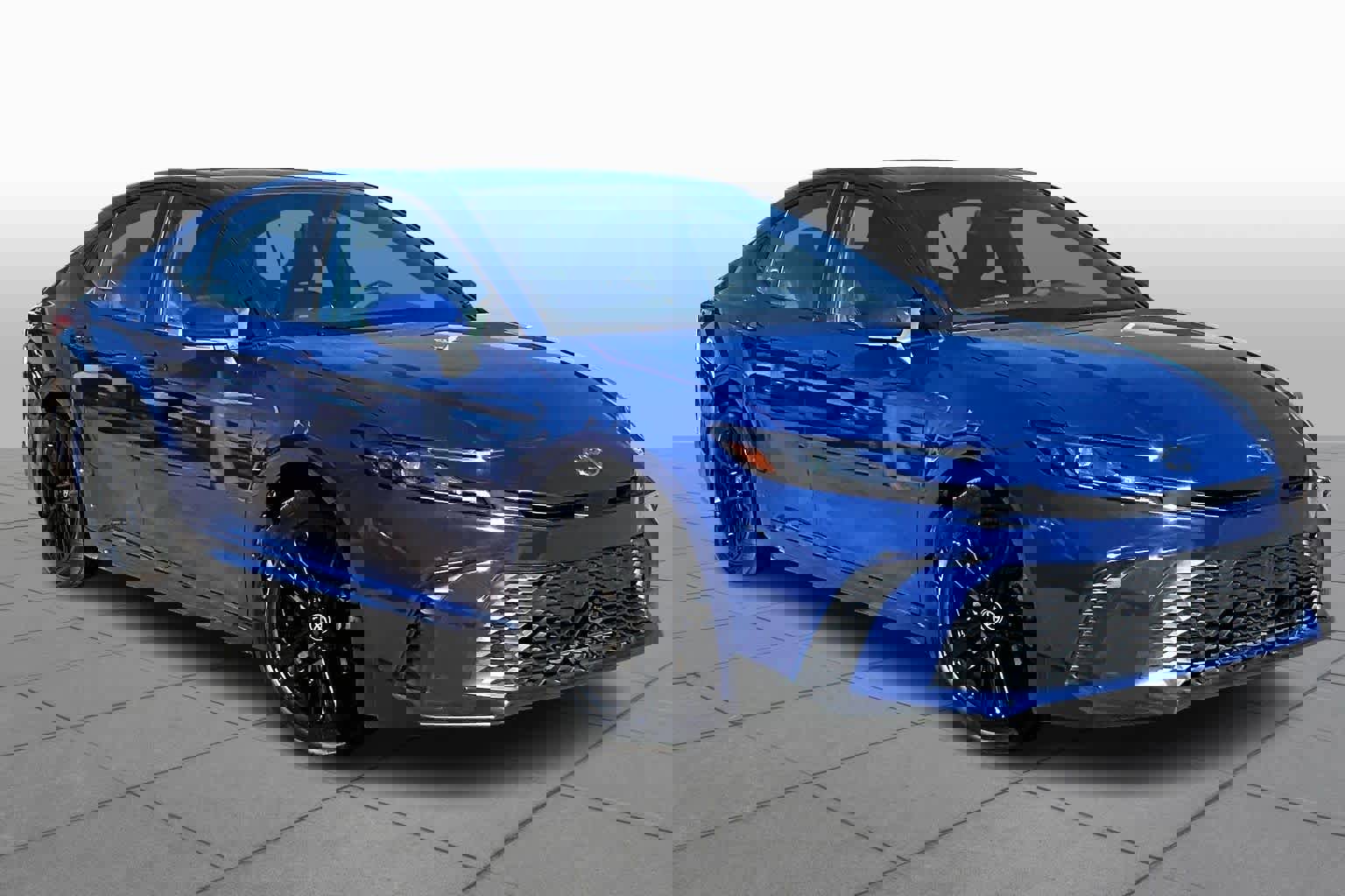 Used 2025 Toyota Camry SE image 2