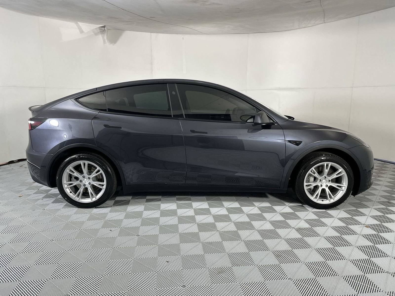 Used 2024 Tesla Model Y AWD image 9