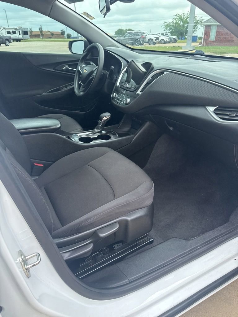 Used 2022 Chevrolet Malibu LS FWD image 17