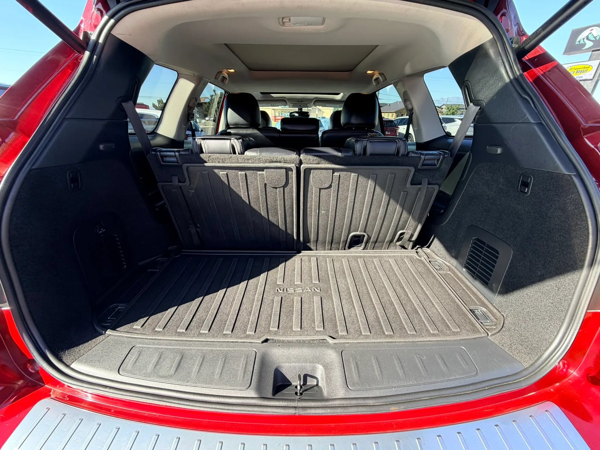 Used 2020 Nissan Pathfinder Platinum w/ Cargo Package AWD/4WD image 28