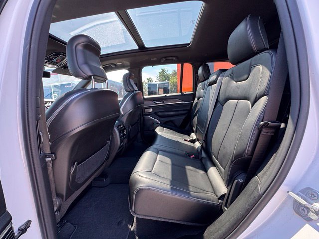 Used 2022 Jeep Grand Cherokee Overland w/ Luxury Tech Group IV AWD/4WD image 13