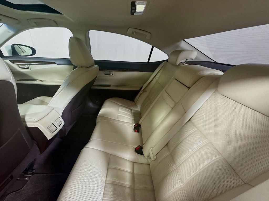 Used 2016 Lexus ES 350 w/ Luxury Package w/Wood Trim FWD image 23