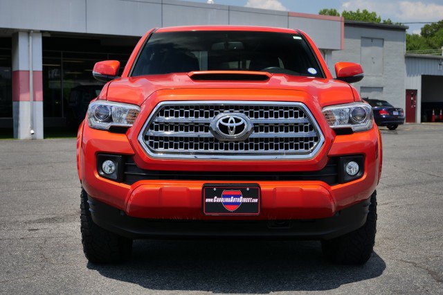 Used 2017 Toyota Tacoma TRD Sport w/ Premium & Technology Package AWD/4WD image 5
