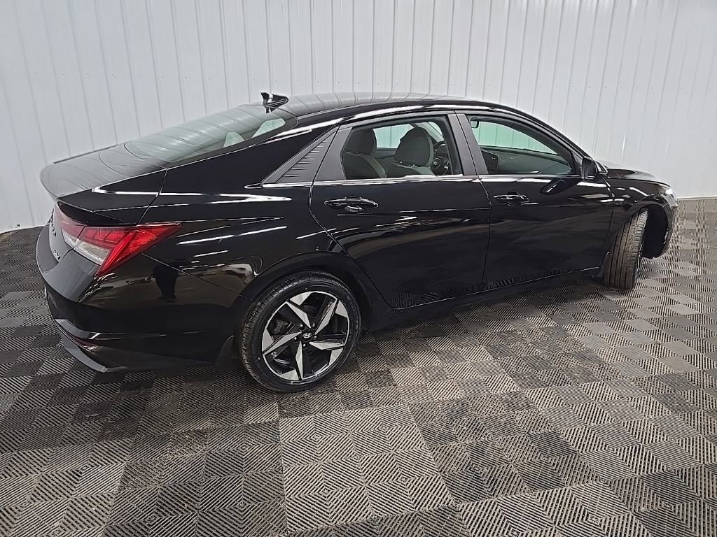 Used 2023 Hyundai Elantra Limited FWD image 3