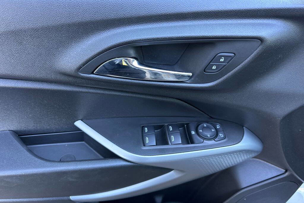 Used 2024 Chevrolet Trax LS w/ LS Convenience Package image 11