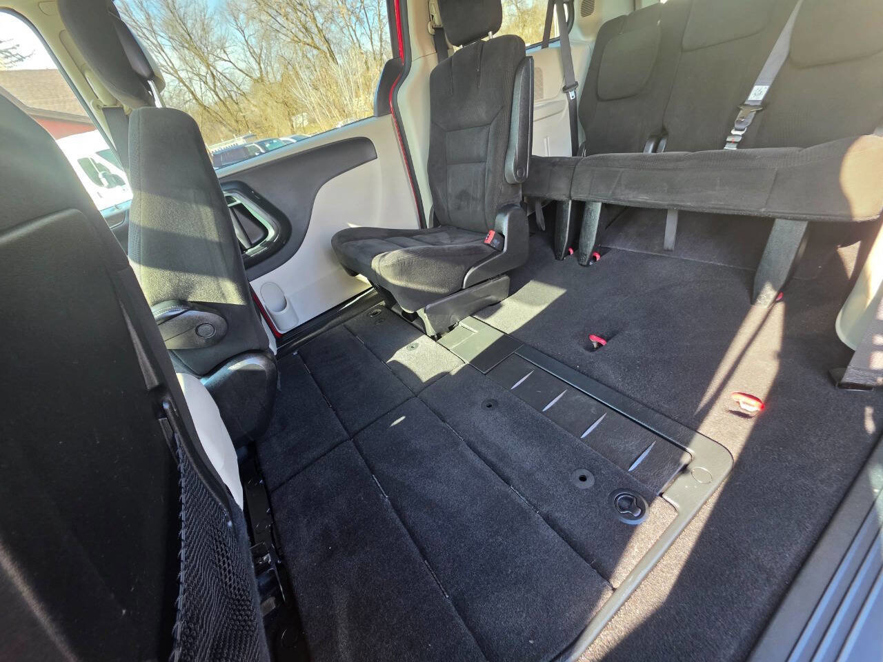 Used 2015 Dodge Grand Caravan SXT image 25