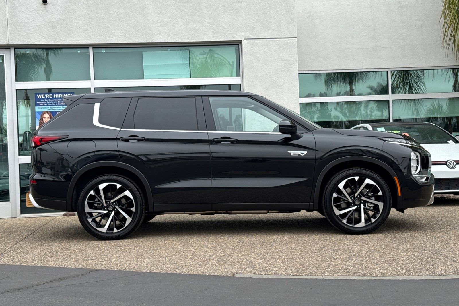 New 2025 Mitsubishi Outlander SE image 3