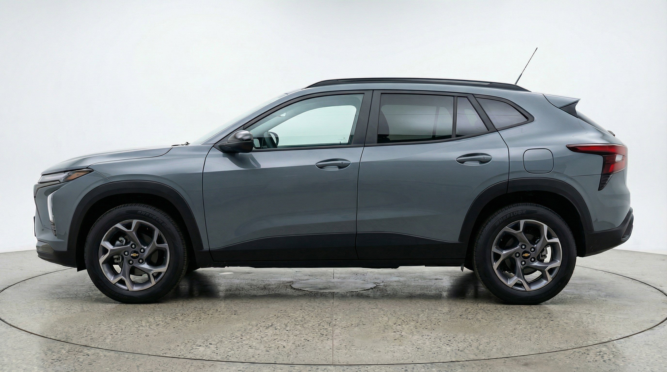 Used 2025 Chevrolet Trax LT FWD image 5