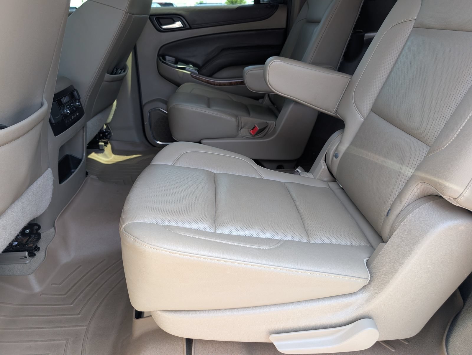 Used 2019 Chevrolet Suburban Premier AWD/4WD image 16