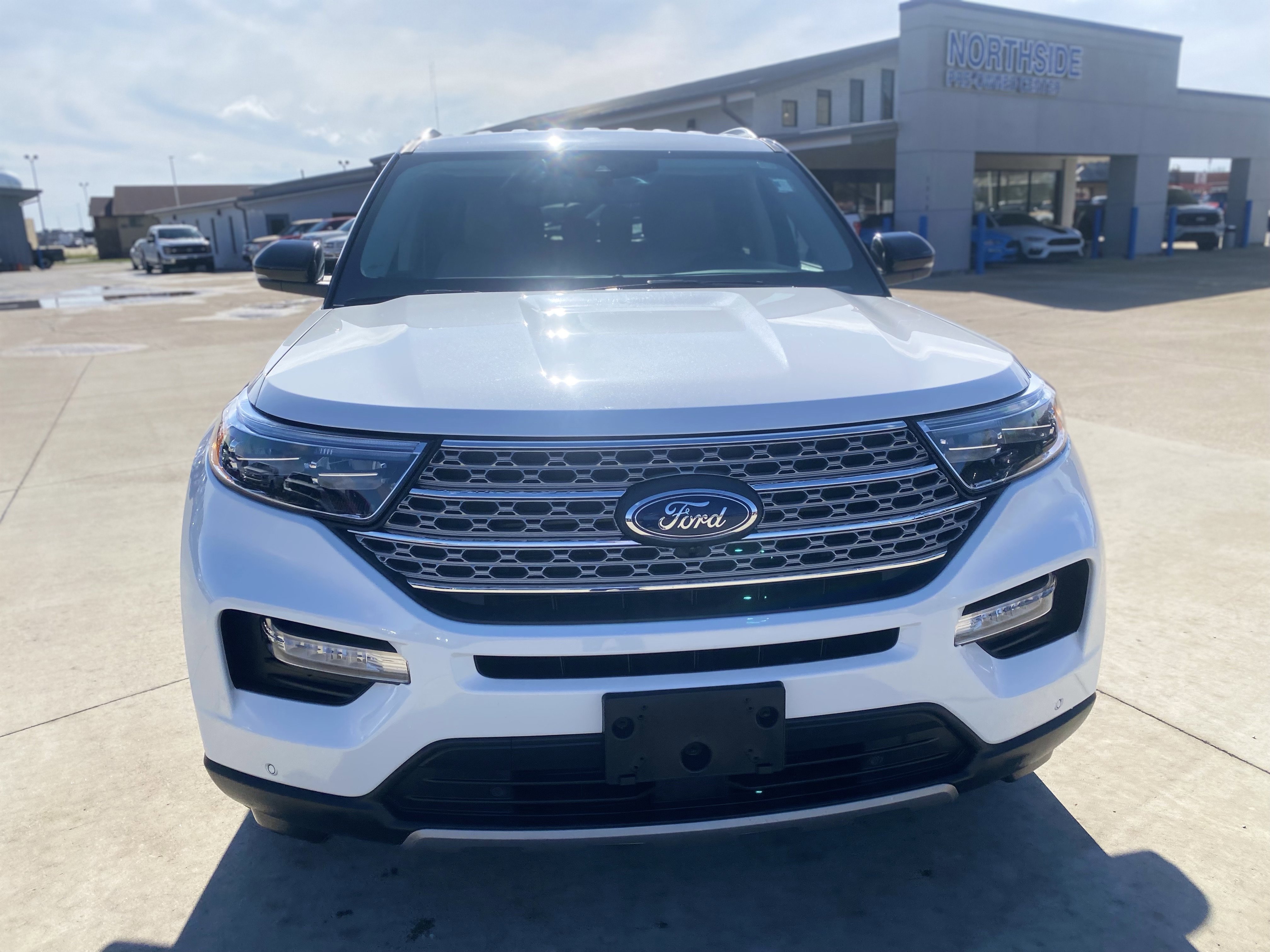 Used 2023 Ford Explorer Limited w/ Equipment Group 301A AWD/4WD image 2