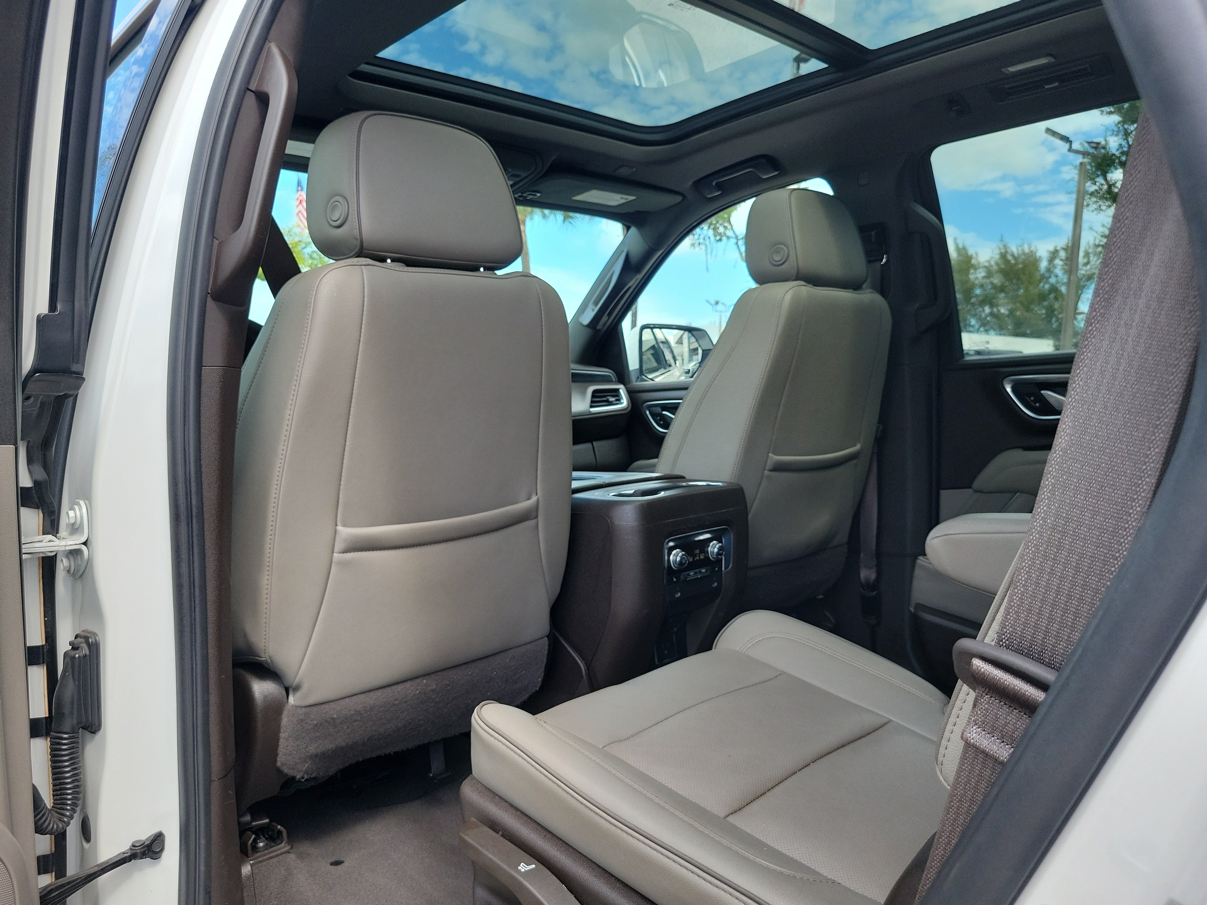 Used 2022 GMC Yukon SLT w/ SLT Premium Package AWD/4WD image 15