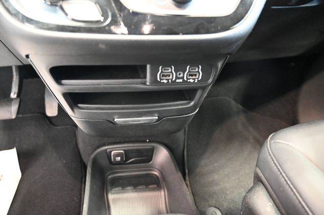 Used 2025 Chrysler Pacifica Select FWD image 19