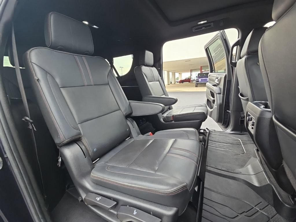 Used 2022 Chevrolet Suburban RST w/ Luxury Package AWD/4WD image 32