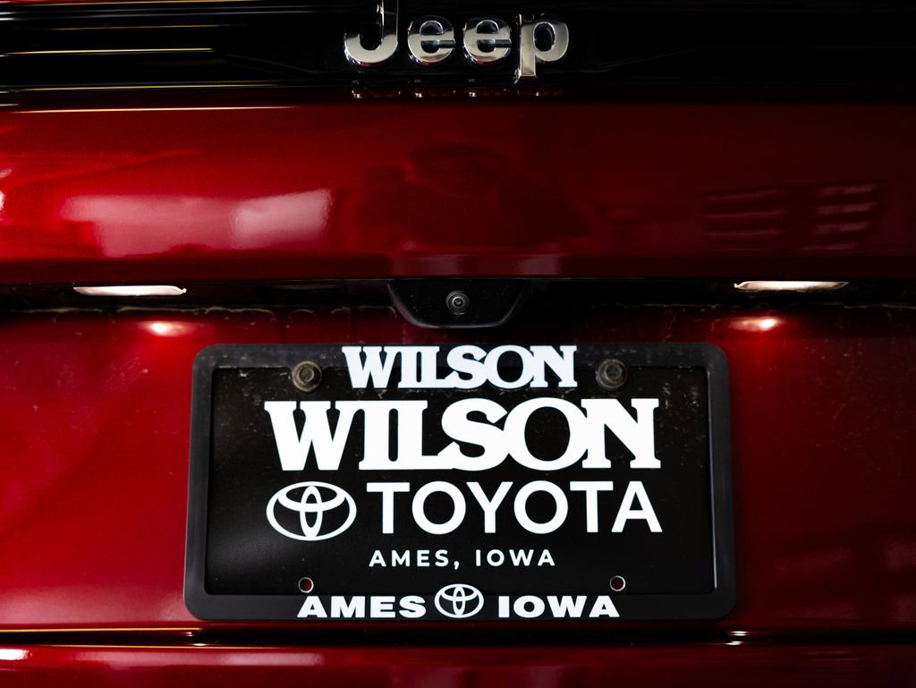 Used 2023 Jeep Grand Cherokee Limited w/ Trailer Tow Prep Group (B) AWD/4WD image 6