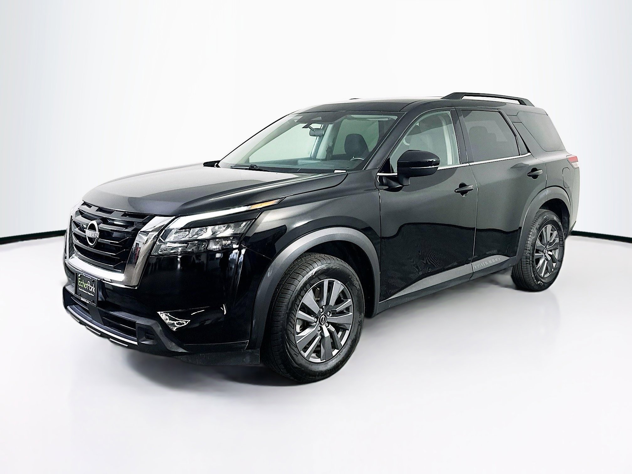 Used 2025 Nissan Pathfinder SV image 3