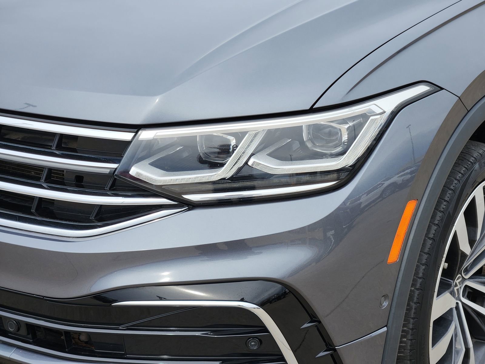 Used 2022 Volkswagen Tiguan SEL R-Line image 11