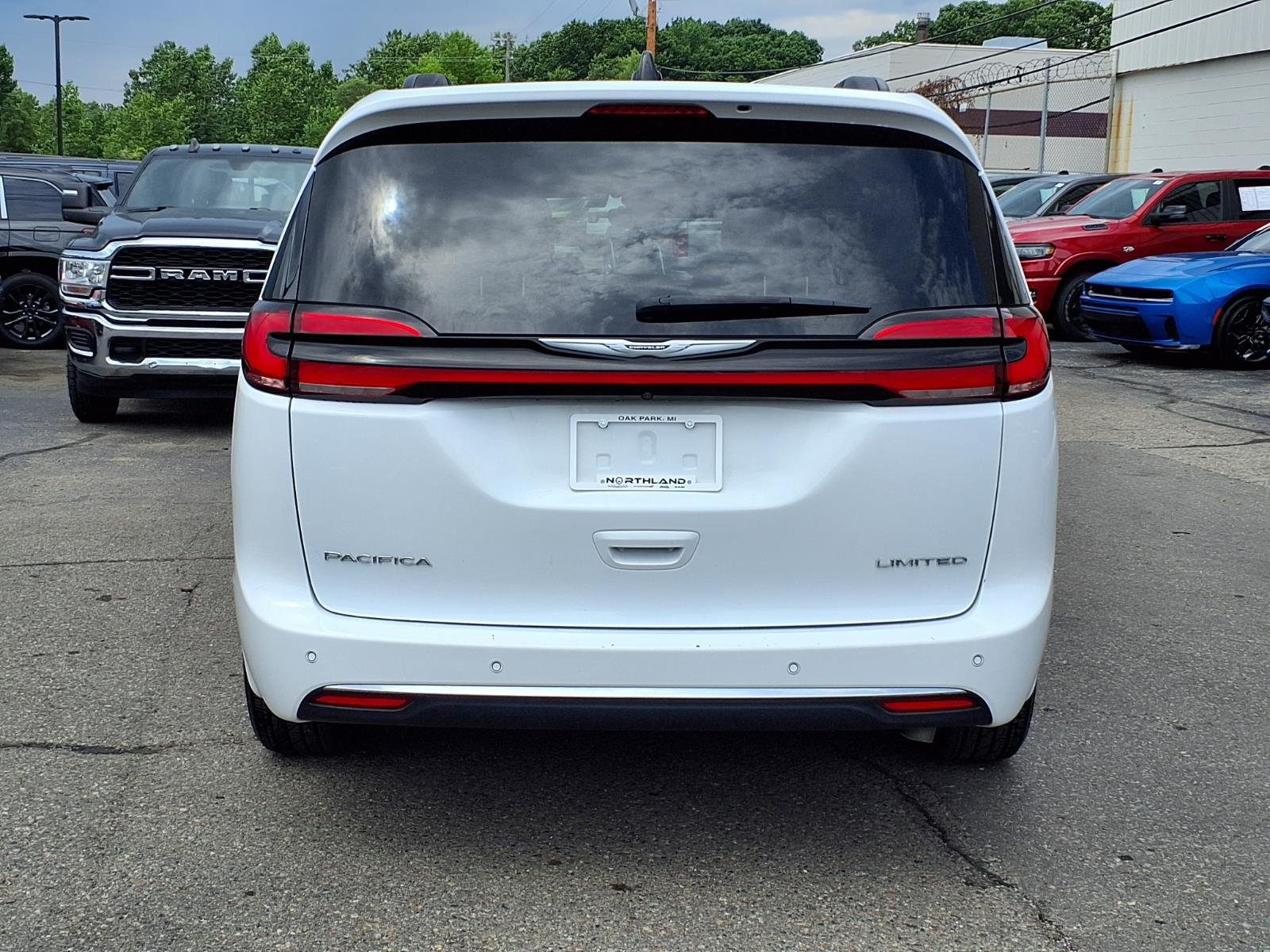 Certified 2023 Chrysler Pacifica Limited FWD image 26
