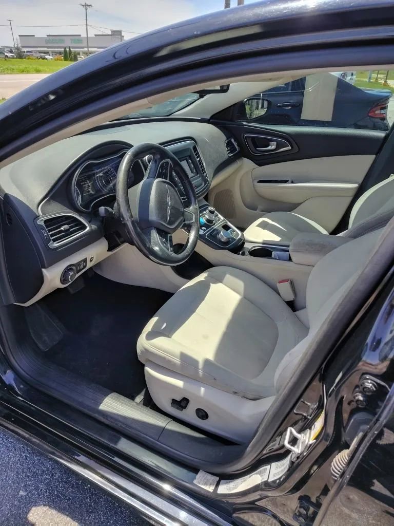 Used 2015 Chrysler 200 Limited w/ Convenience Group FWD image 5