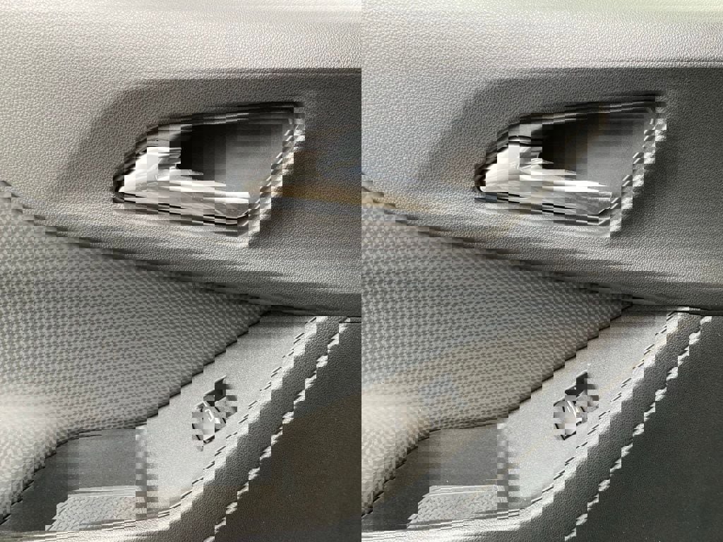 Used 2025 Chevrolet Equinox RS image 12